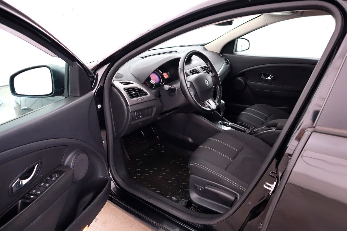 На рынке, как правило, встречаются небогатые версии трехобъемника, поскольку «топовые» варианты в нашей стране не продавались большими тиражами.