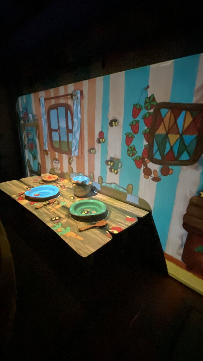 Внутри дома Кролика: пчёлы летают, а тарелки можно потрогать!