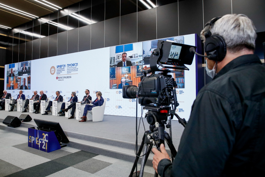 В дискуссиях ПМЭФ прошлого года сквозила вера в светлое будущее. Фото: Артём Геодакян/ТАСС