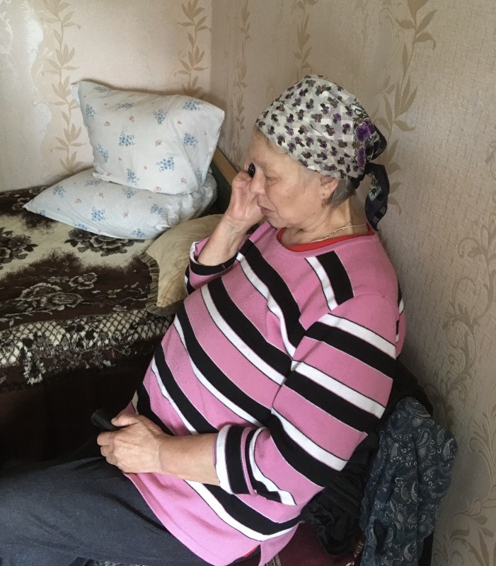 Мама разговаривает с дочкой