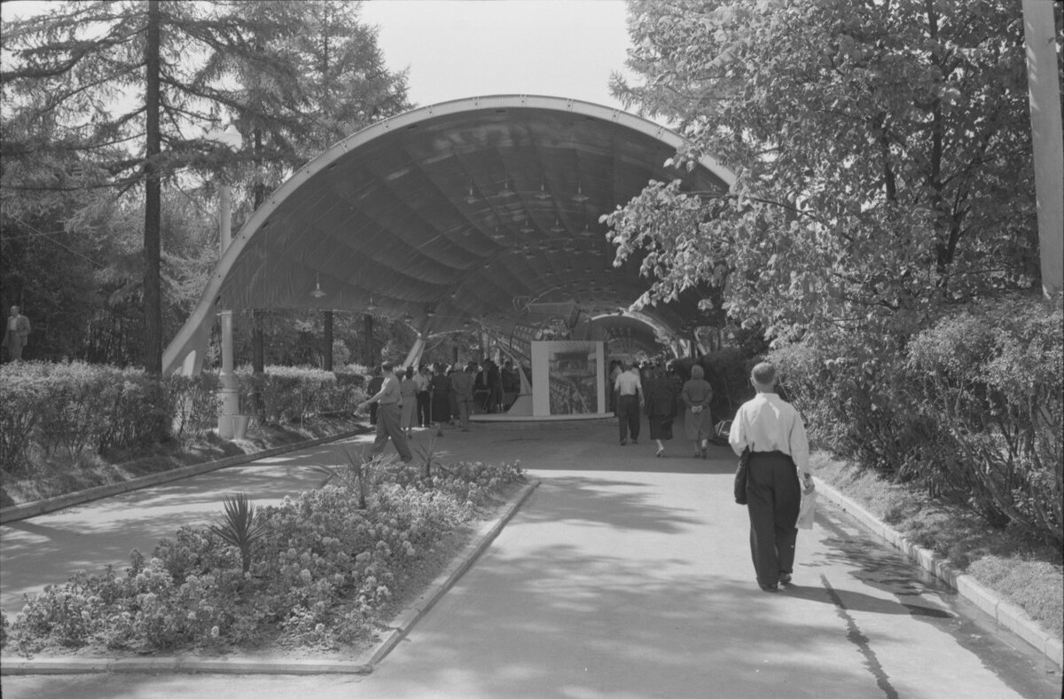 Металлические арки над выставкой «Для тебя, советский человек!». 1959 г.