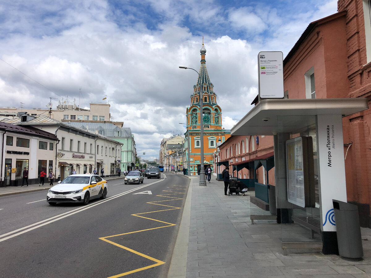 Колокольня над тротуаром