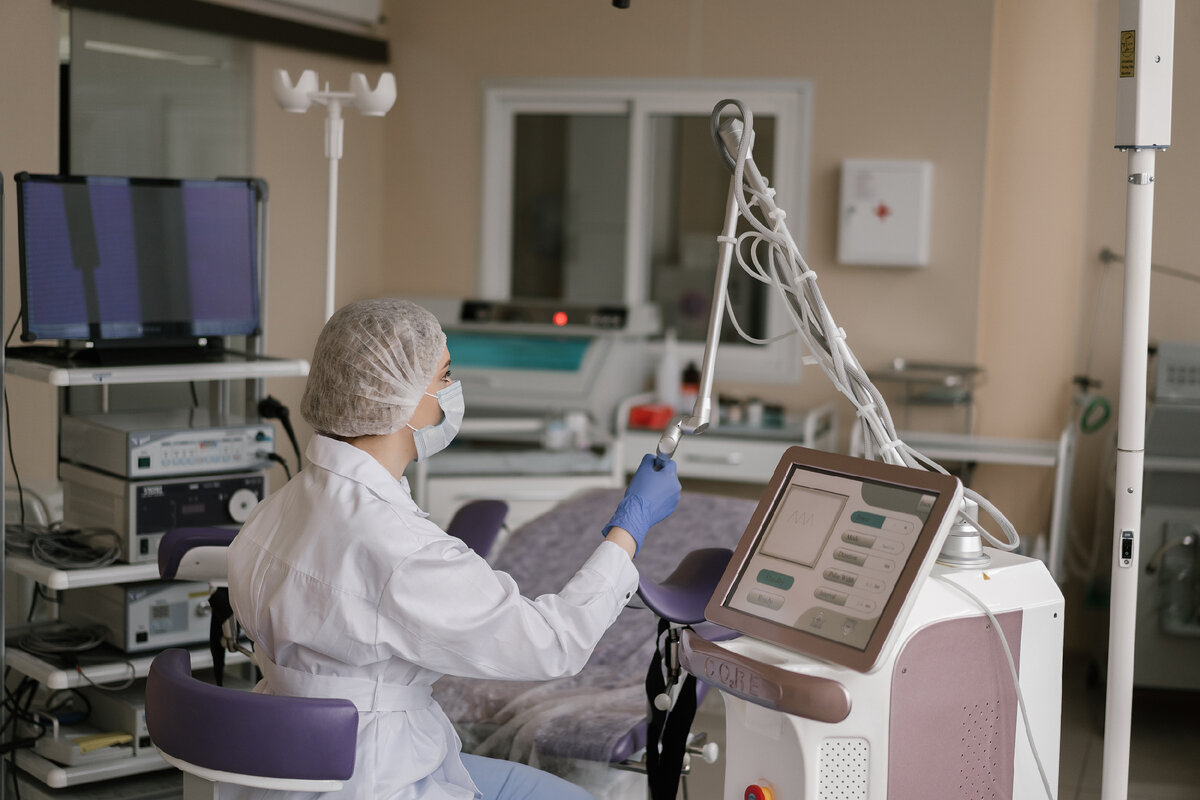 Доктор за работой. М.Г. Ильяшенко проводит такие процедуры как эзофагогастродуоденоскопия, колоноскопия, эндоскопическое УЗИ, эндоскопическое удаление образований, эндоскопия под седацией. 