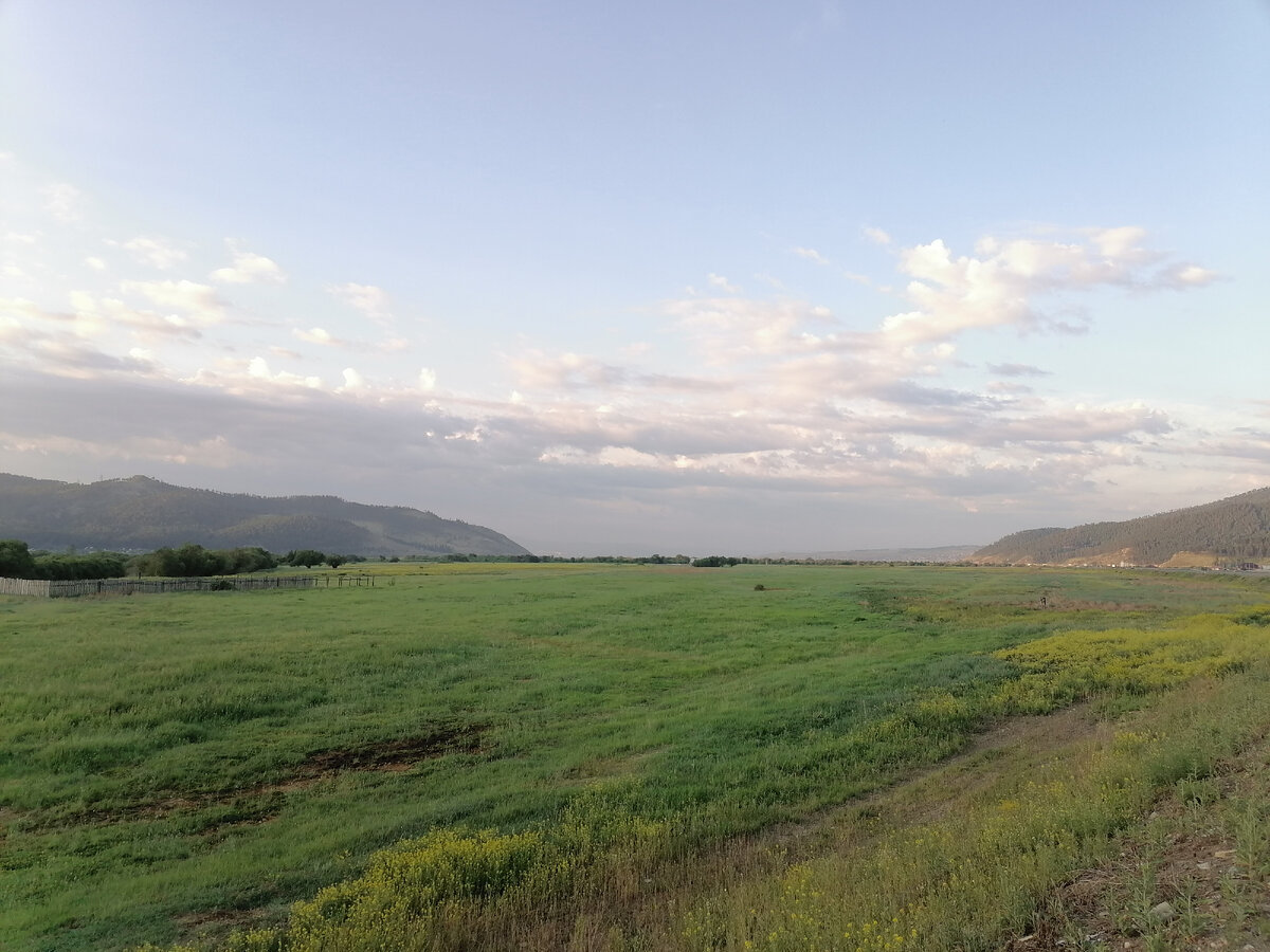 Долина р. Селенга - река идет справа вдоль отрогов гор.