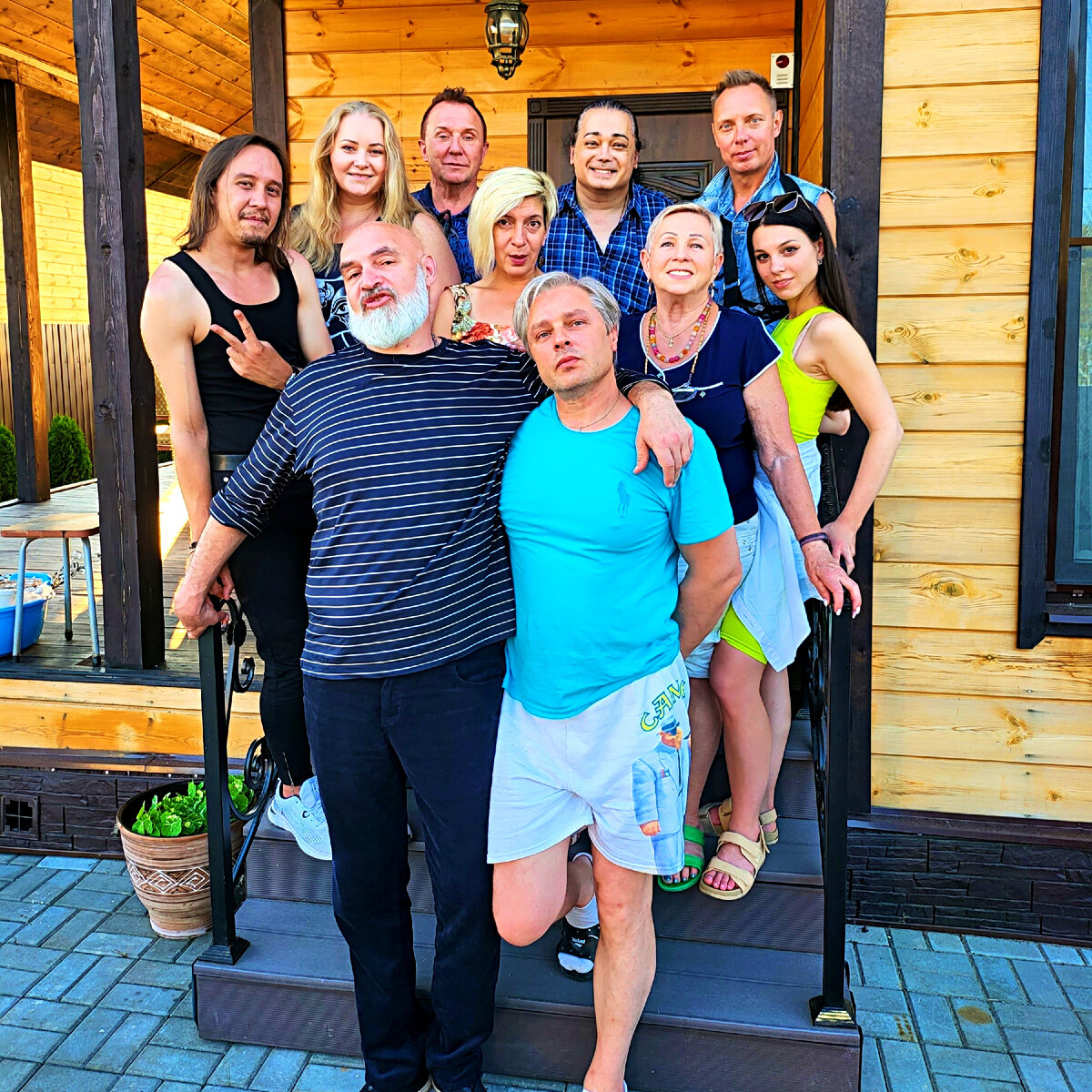 (© Copyright: Святослав Моисеенко «ПО ТУ СТОРОНУ ГЛЯНЦА…». Свидетельство № 218072900710) 