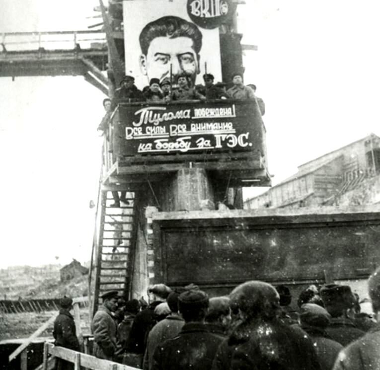 Митинг на строительстве ГЭС в эпоху Сталина (иллюстрация из открытых источников)