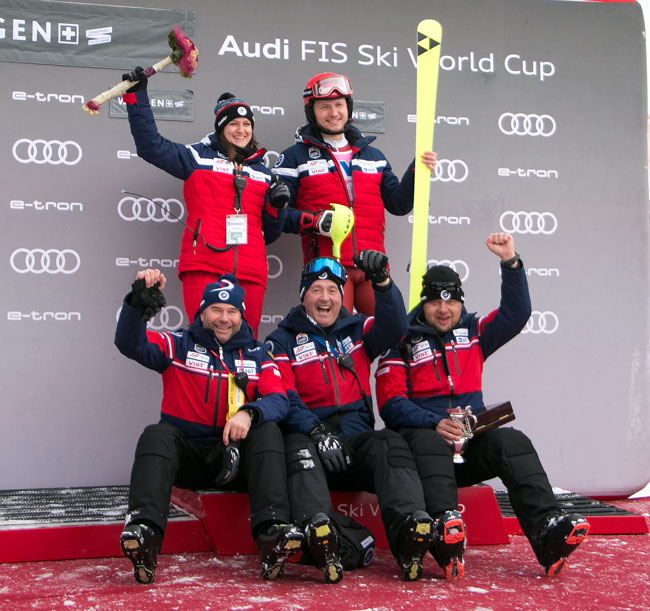 Российская команда отмечает призовое место Александра Хорошилова. Яни Хладник – справа внизу. 