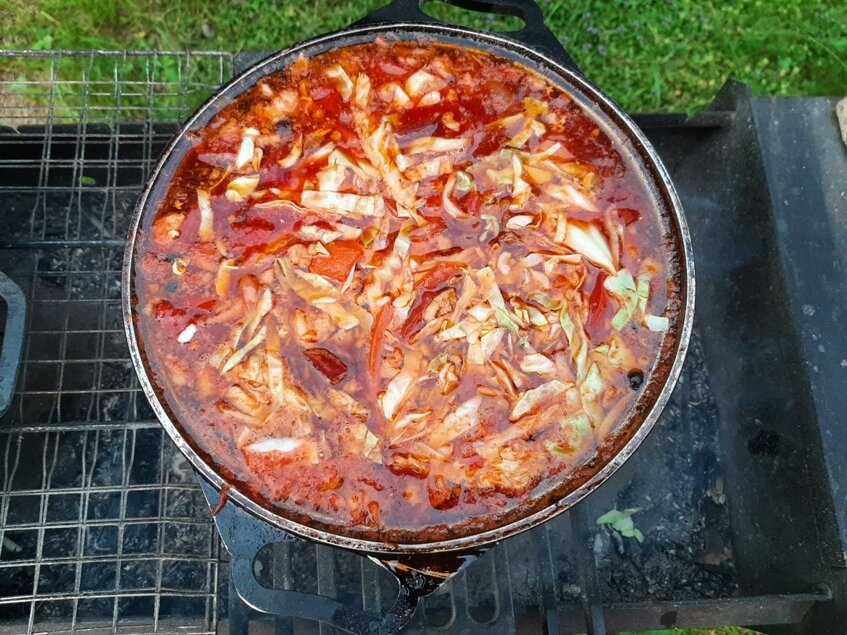 Настоящий русский борщ со шкварками, приготовленный на огне. Фото автора
