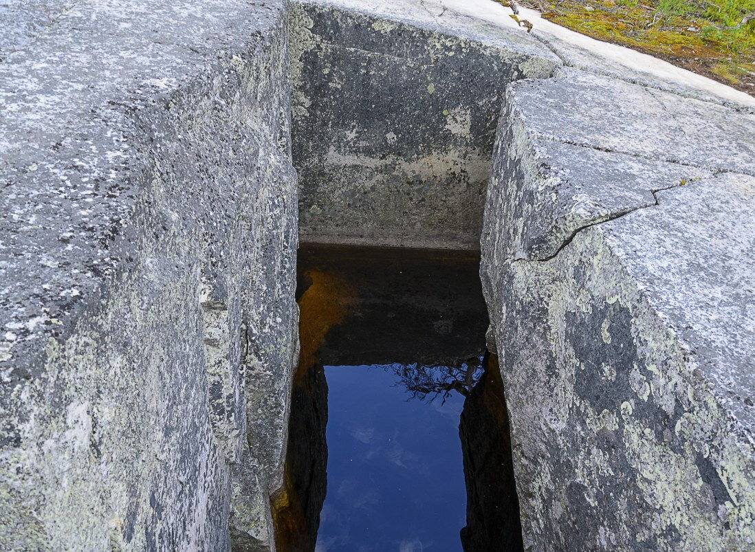 Подобные колодцы создавались из крупных мегалитов.
Источник: https://img-fotki.yandex.ru/get/9064/137106206.3a7/0_d05f7_4db1b128_orig.jpg