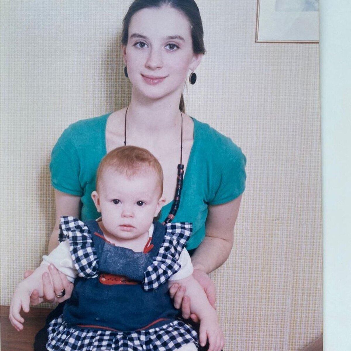 Какие прилагательные для естественной Екатерины, которая на фотографии уже мама - милая, молодая.