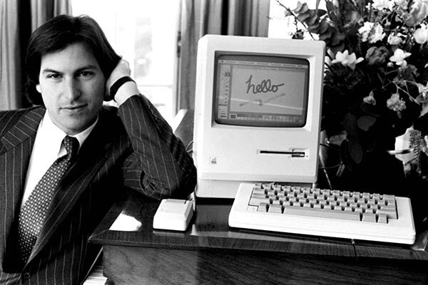 Сегодня компания Apple у всех на слуху. Она успешно входит в число самых дорогих и крупных корпораций мира, но даже это не главное. Именно Apple по праву завоевала звание иконы стиля в области компьютерных технологий.   То, что среди основателей компании был Стив Джобс, успевший познать радости движения хиппи, во многом определило характер развития Apple. Неподлежащее сомнению новаторство идей сменялось кризисами и нестабильностью развития. Зато все сотрудники неизменно подчеркивали, что работать по 90 часов в неделю для них сплошное удовольствие. Еще бы! Такой свободы, которая царила в Apple, вряд ли можно было наблюдать в других компаниях 80-ых годов. Рваные джинсы и шорты в качестве дресс-кода, никаких ограничений и лишь одно требование: работать над Макинтошем. Именно это слово, до поры до времени служившее названием для сорта яблок, предопределило мировой успех Apple.   Компания со столь несерьезным названием была символично создана 1 апреля 1976 года. Среди ее основателей был названный выше Стив Джобс и Стив Возняк. Был еще Рон Вейн, однако он вышел из союза спустя 12 дней. Изначально все были твердо намерены заниматься производством компьютеров. Тем более имеющийся опыт позволял воплотить мечты в реальность: Джобс и Возняк работали с Hewlett-Packard, а Рон Вэйн с Atari.   Первый компьютер Apple I был собран вручную и представлял собой просто материнское плато без корпуса, клавиатуры, звука и графики. В течение месяца было изготовлено 175 подобных агрегатов. Всю партию приобрел Пол Террел, владелец первого в мире компьютерного магазина Byte Shop. Подобный успех подвигнул друзей на создание Apple II. На этот раз речь уже шла о компьютере, который по своему исполнению был приближен к тому, что мы привыкли видеть сегодня. Цветная графика, команды для работы со звуком, встроенный динамик, клавиатура, блок питания, оперативная смена изображений на экране - и все это удачно упаковано в литой пластиковый корпус, который выгодно отличал продукт Apple от привычных неказистых металлических ящиков. Собственно уже тогда Apple зарекомендовала себя, как компания, которая обладает неповторимым фирменным стилем.  Apple II стал настоящим хитом, принесшим не только славу компании, но также череду изменений в ней.   Источник: https://www.castcom.ru/publications/history/apple.html © https://www.castcom.ru