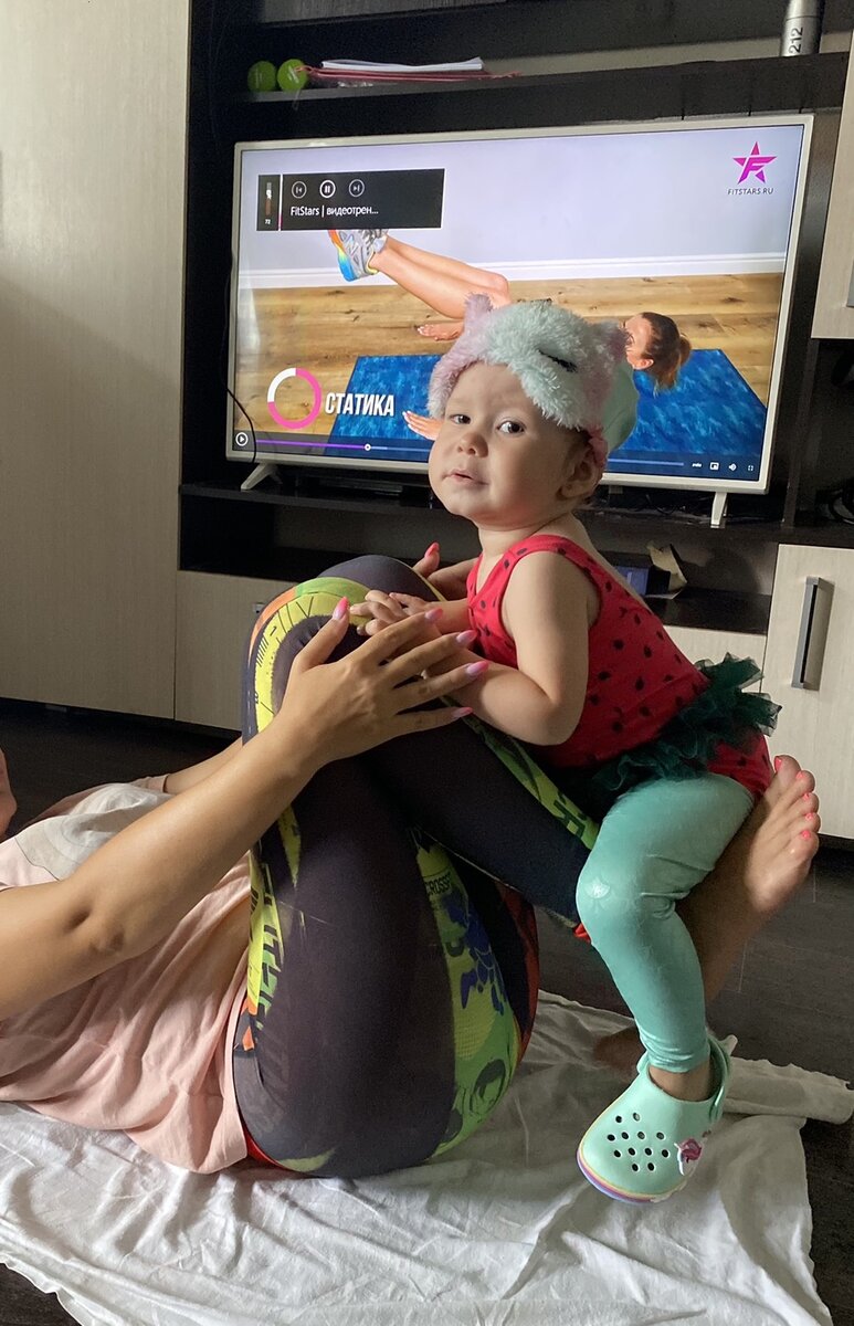Фото автора. Повелительница (1 год 9 мес) уселась поудобней. Ну, что ПОГНАЛИ? Сейчас все вам расскажу и покажу.
