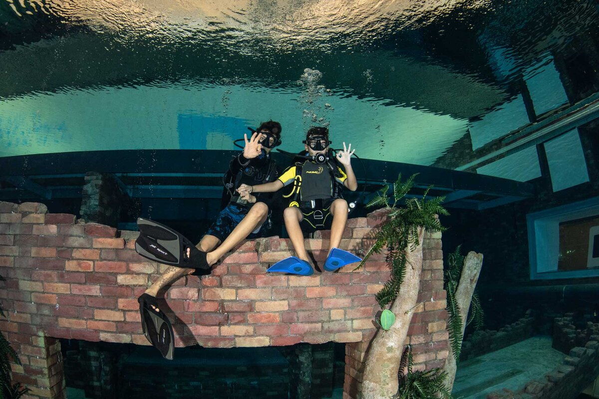 Deep Dive Dubai бассейн