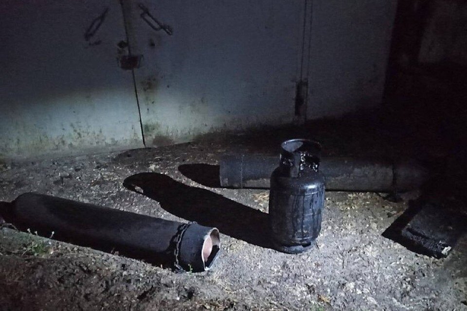     Пожарные вынесли из горящего гаража в Липецке баллоны с газом  Пресс-служба ГУ МЧС Липецкой области.