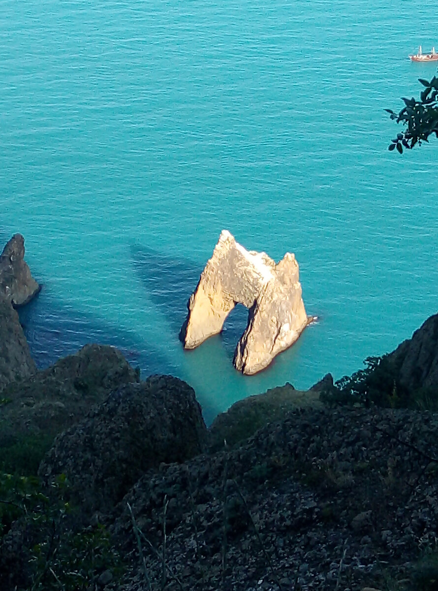 Золотые ворота, они же Шейтан-Капу. Снимок сделан с территории Карадагского заповедника.