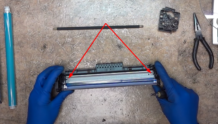 Фото 24. Протираем ролик заряда жидкостью ELP