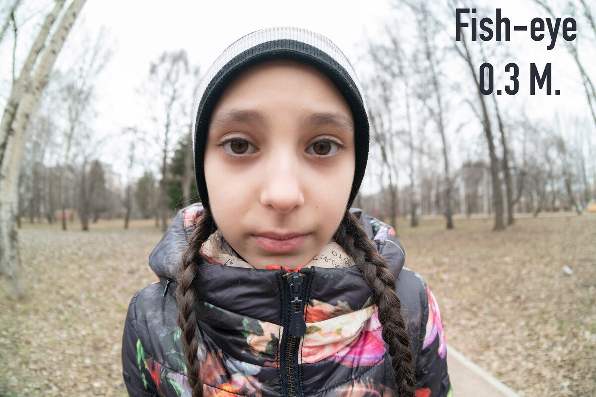 Так называемый «Рыбий глаз», сверхширокоугольный объектив с углом поля зрения 180° и фокусным расстоянием 16 мм. Диафрагма f/4. Дистанция фокусировки — 0,3 м.