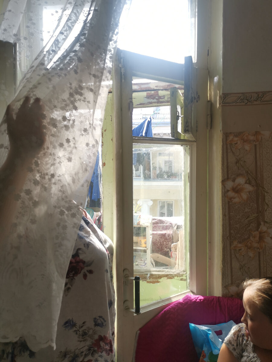 Балкон на кухне коммунальной квартиры. Зимой там невозможно находится из-за холода, рамы балконных дверей превратились в труху. 