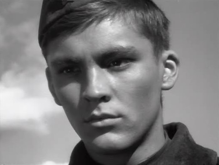 В 19 лет он сыграл главного героя фильма «Баллада о солдате» и стал известен на весь мир.  Его супруга одна из самых ярких красавиц советского кино. Испытание славой он прошёл достойно.