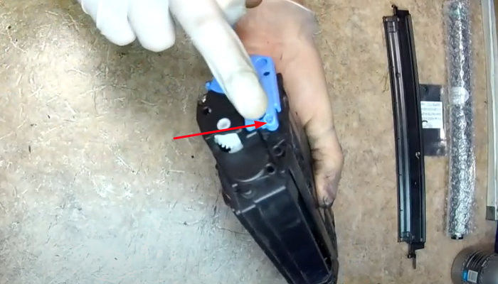 Фото 7. Расположение оси, закрепляющей две половины картриджа с другой стороны