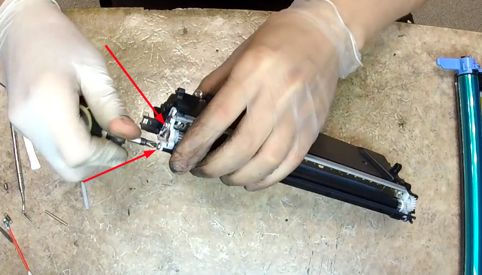 Фото 66. После заправки удаляем остатки тонера с поверхности картриджа при помощи сервисного пылесоса