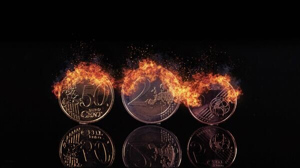   CC BY 2.0 / Marco Verch Professional Photographer / Euro coins burning in fire