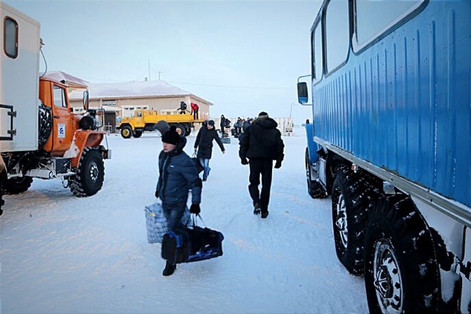 Прибытие вахтовиков на Ямал. Фото для иллюстрации с сайта gazprom.ru, обработка автора
