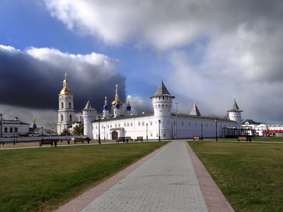 Смотрящие за тобольском. Тобольский кремль какой город. Достопримечательности тобольска. Сибирь достопримечательности тобольского кремля. Тобольск фото города достопримечательности.