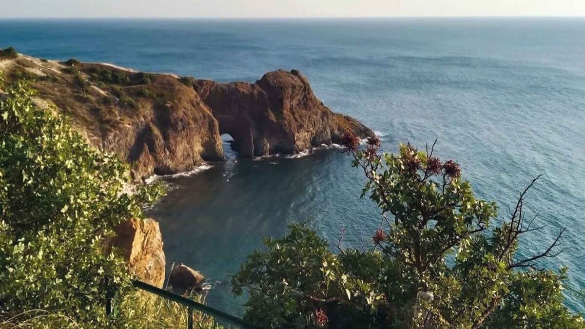    Ходит легенда, что если проплыть внутри арки и загадать желание, то оно обязательно сбудется.Фото: Ирина ГЕРЦ