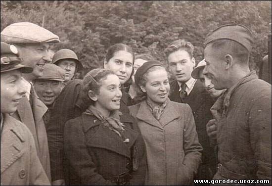 Подпись под фото на сайте «Городец»: «Красноармеец в ватнике принес свободу человеку в костюме и галстуке… Западная Белоруссия, сентябрь 1939 года. Фотографии и документальные материалы из фондов Белорусского государственного музея истории Великой Отечественной войны» (Источник: https://gorodec.ucoz.com/ZB_September-550.jpg)