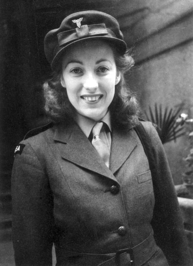 Вера Линн, впоследствии дама-командор Британской империи, в 1942-м году. 