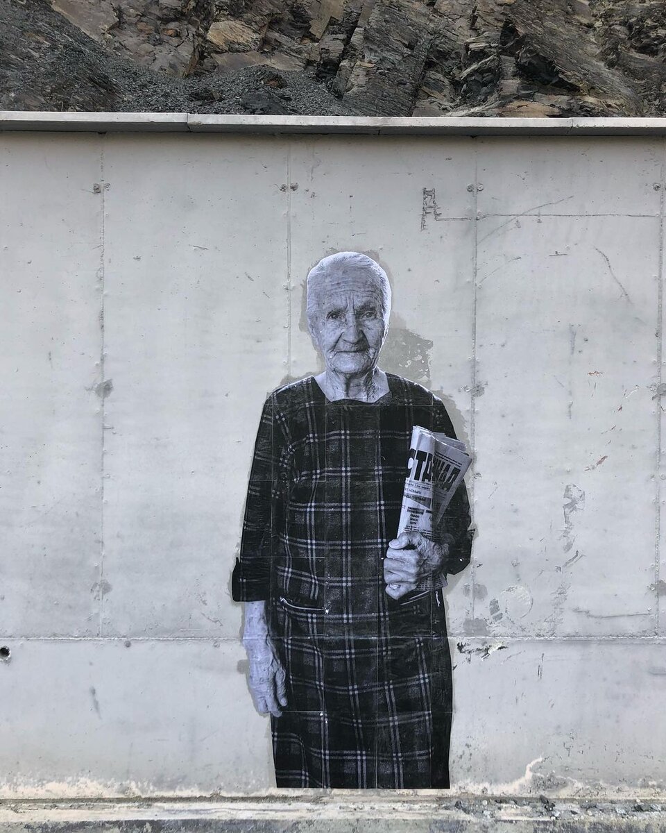 Мизур, арт-объект с изображением почтальона Екатерины Дзалаевой