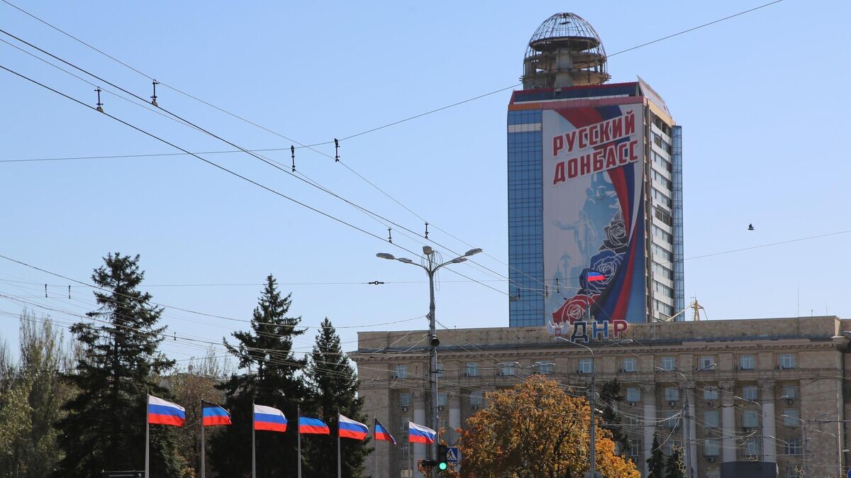    Российские флаги на площади Ленина в центре Донецка© РИА Новости / Сергей Аверин