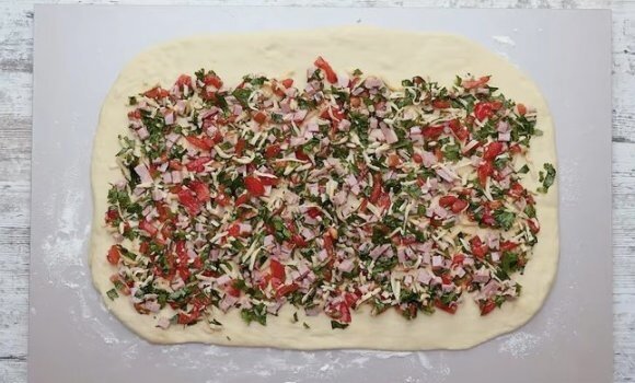 Выкладывать начинку можно в произвольном порядке.