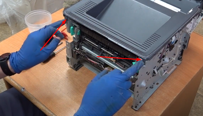 Фото 64. Выкручиваем указанные винты