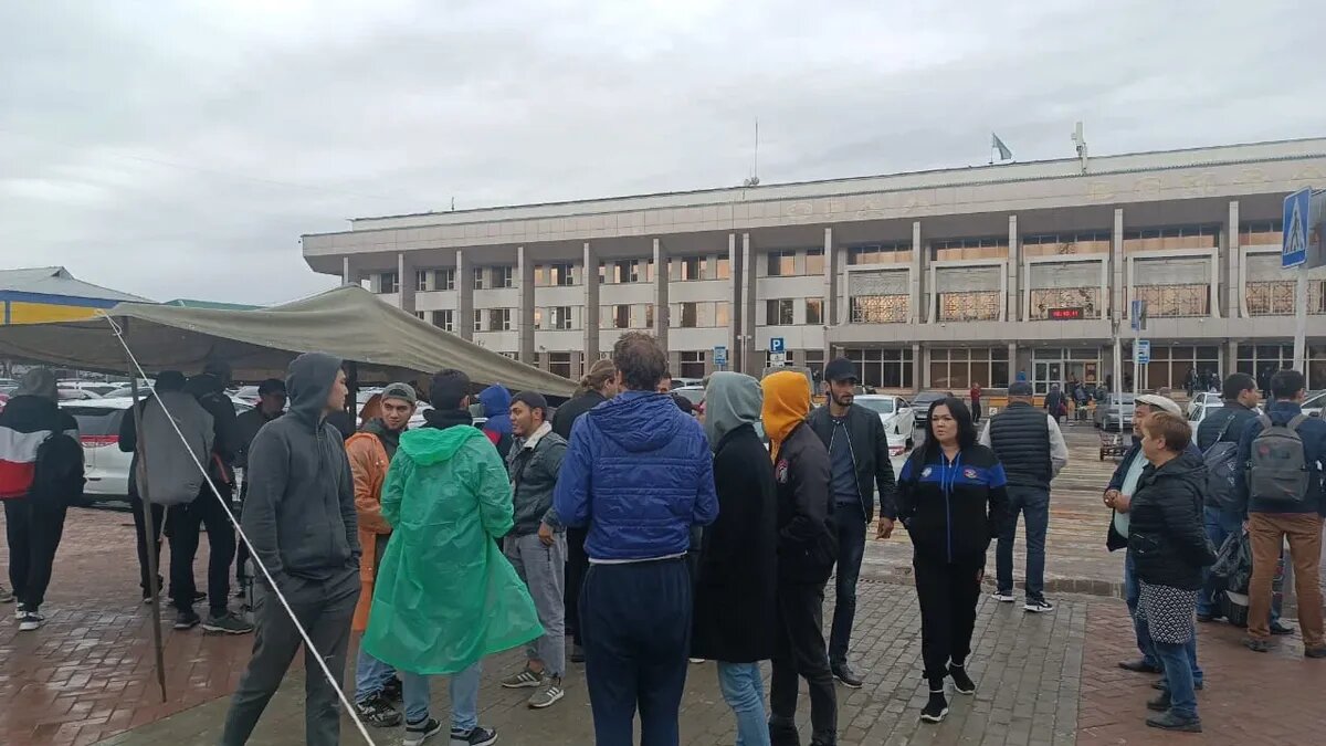Беженцы из РФ. В Казахстане россиян приютили на вокзалах и в кинотеатрах