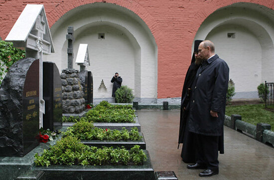 Владимир Владимирович Путин перед могилой Деникина в Донском монастыре.