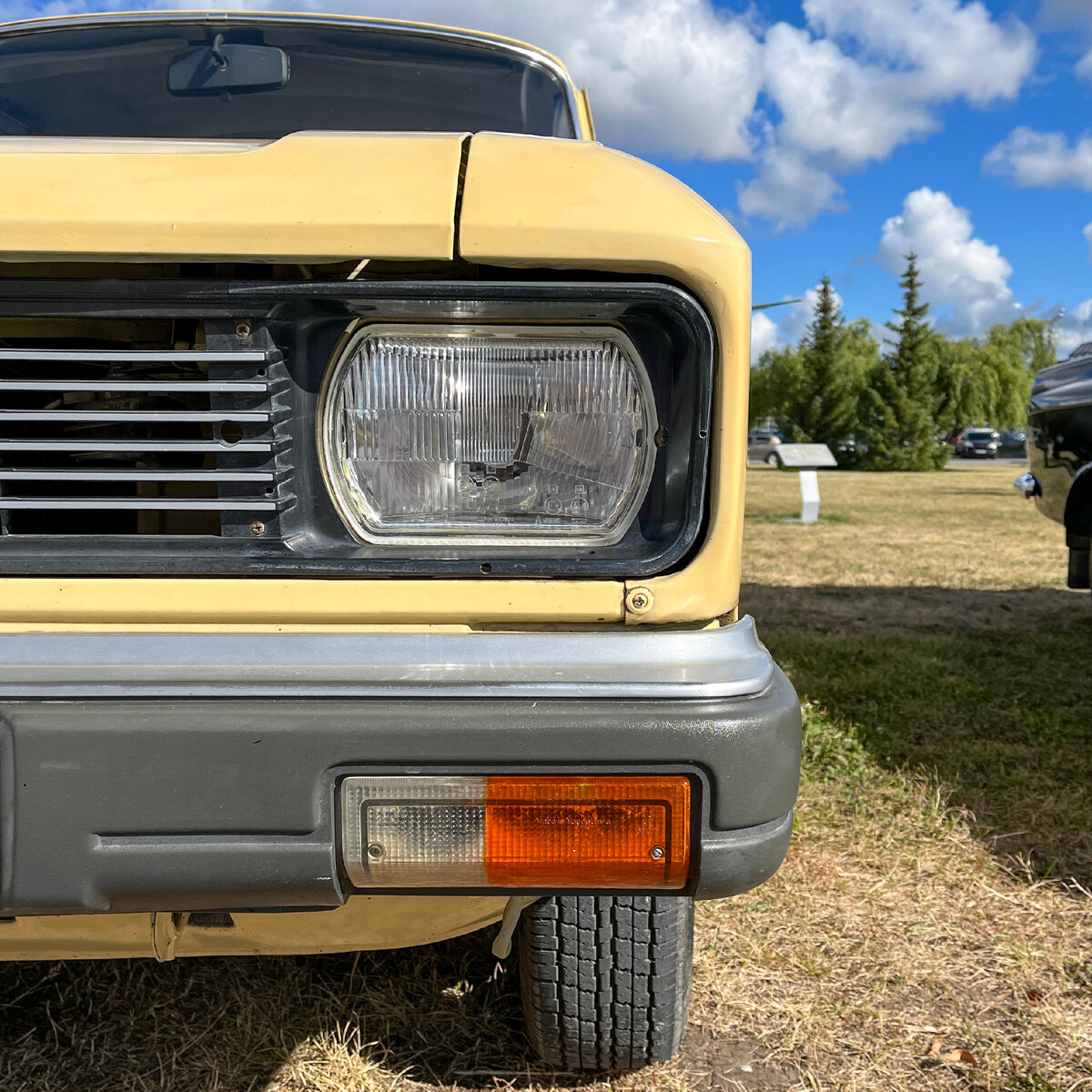 Бампера, фонари и подфарники для 2140SL производили в Югославии. Фары у всех сороковых Москвичей были из ГДР.