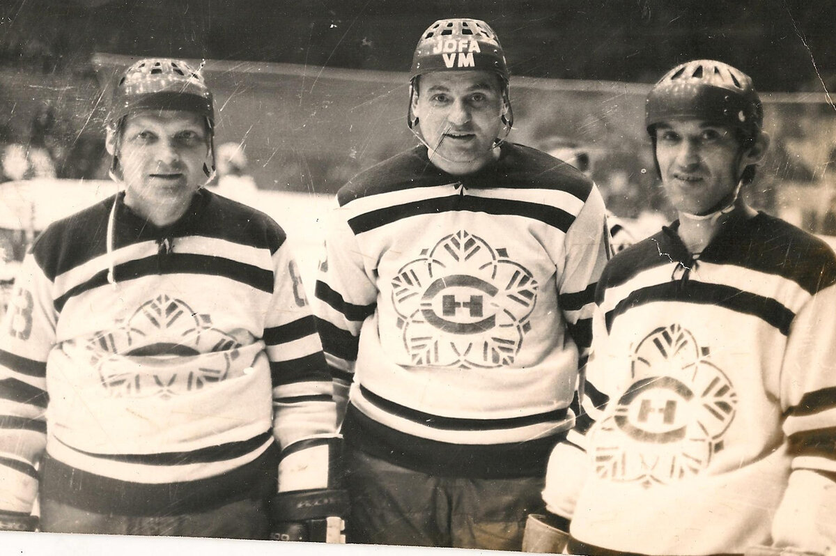 Историческое фото хоккейных «патриархов» Новосибирска: Владимир Золотухин, Виталий Стаин и автор первого официального гола «Сибири» Виктор Картавых