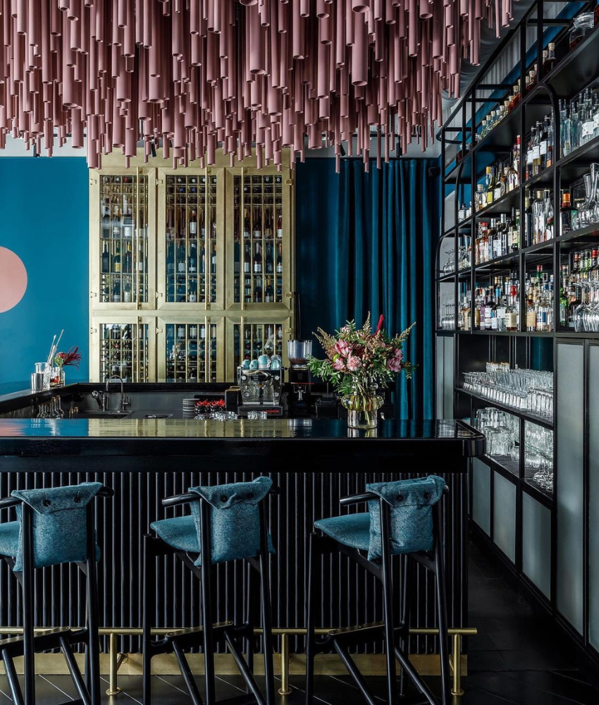 Барные стулья Hans c мягким сиденьем и подушкой. Бар: Brodo. Дизайнер интерьера: Лиля Жиганшина