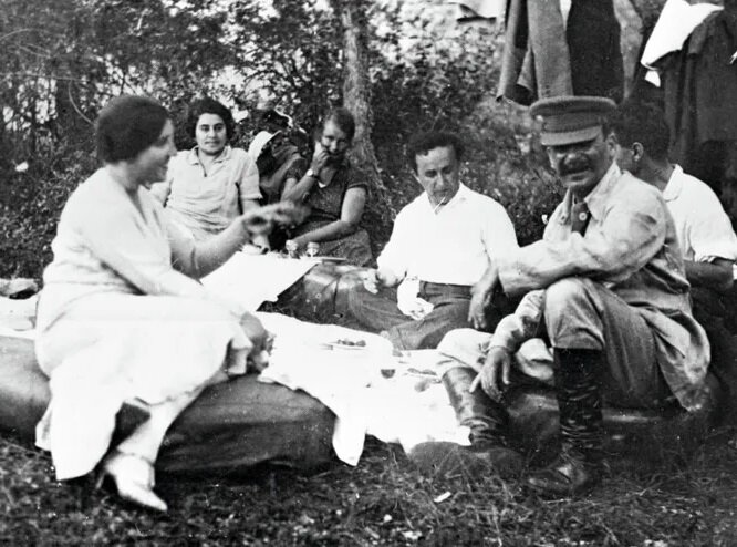 Сталин с женой и друзьями