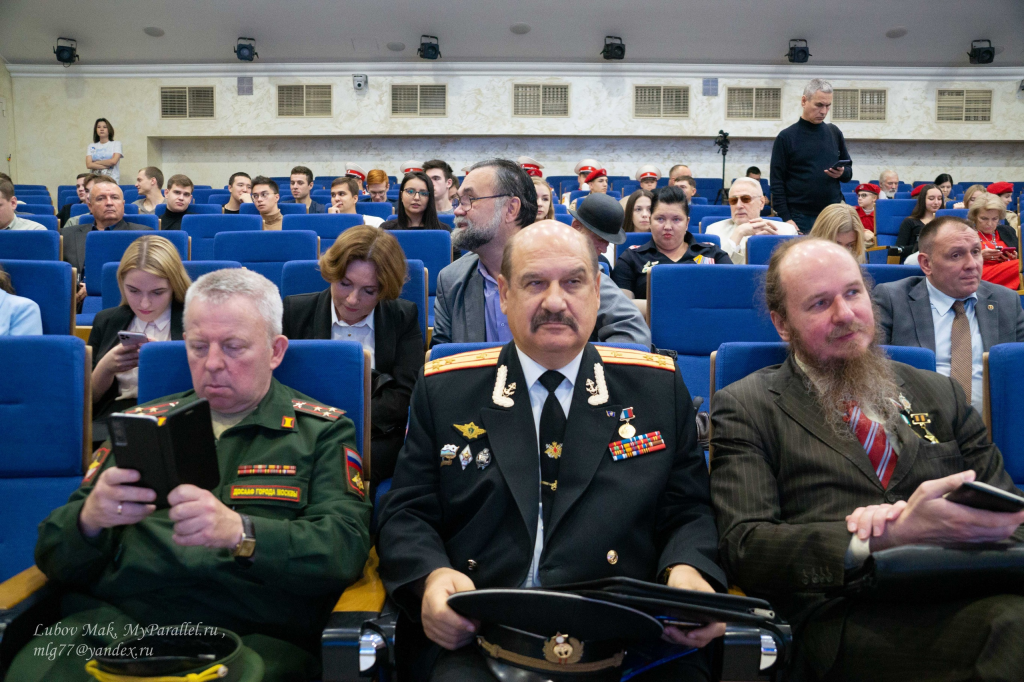 Полковник, председатель ДОСААФ Москвы по ЦО, Ниниченко Вячеслав Иванович.
Справа-Раткин Леонид Сергеевич
Ученый секретарь совета ветеранов Российской академии наук.