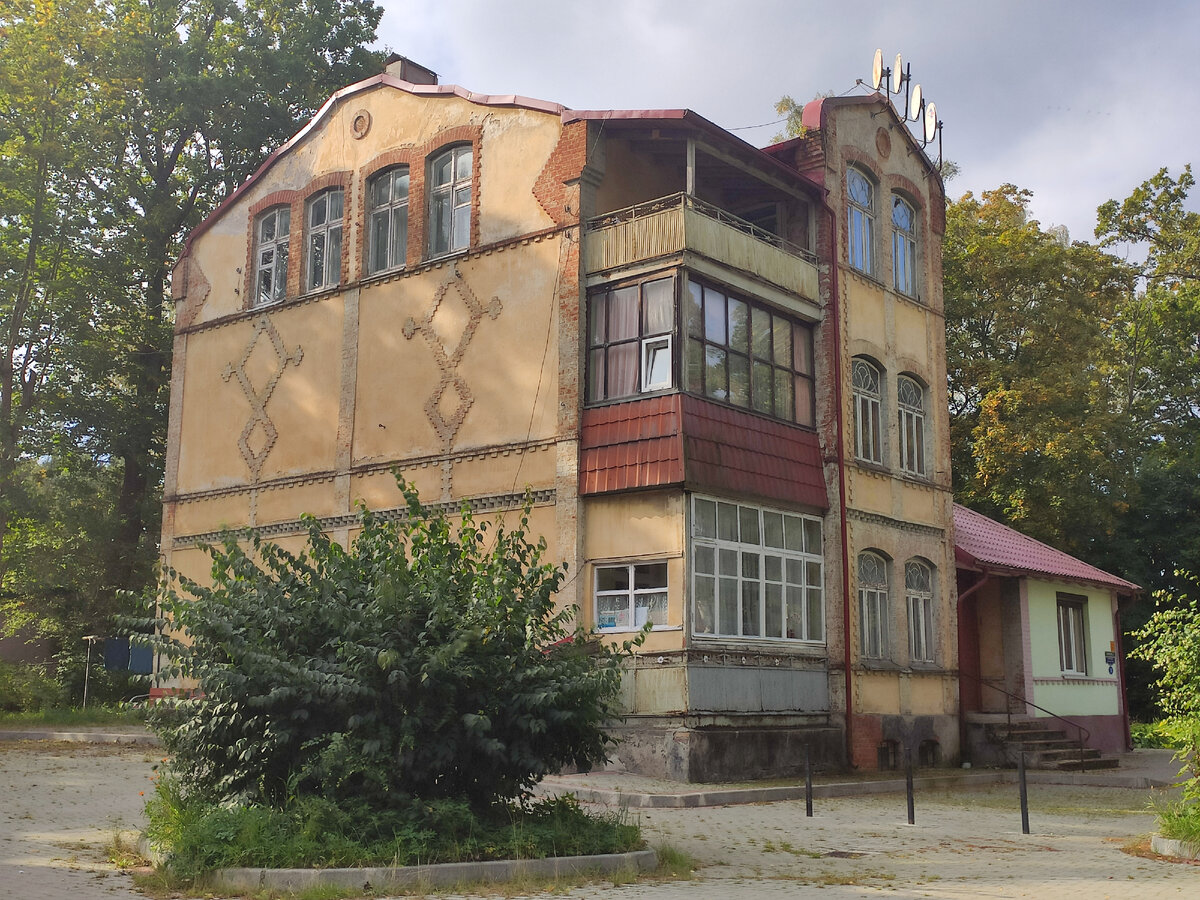 Мохнатые дома светлогорска в сентябре фото туристов