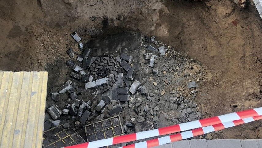     В Казани обследовали провал тротуара недалеко от театра имени Галиаскара Камала. Об этом Inkazan сообщили представители МУП «Водоканал».
