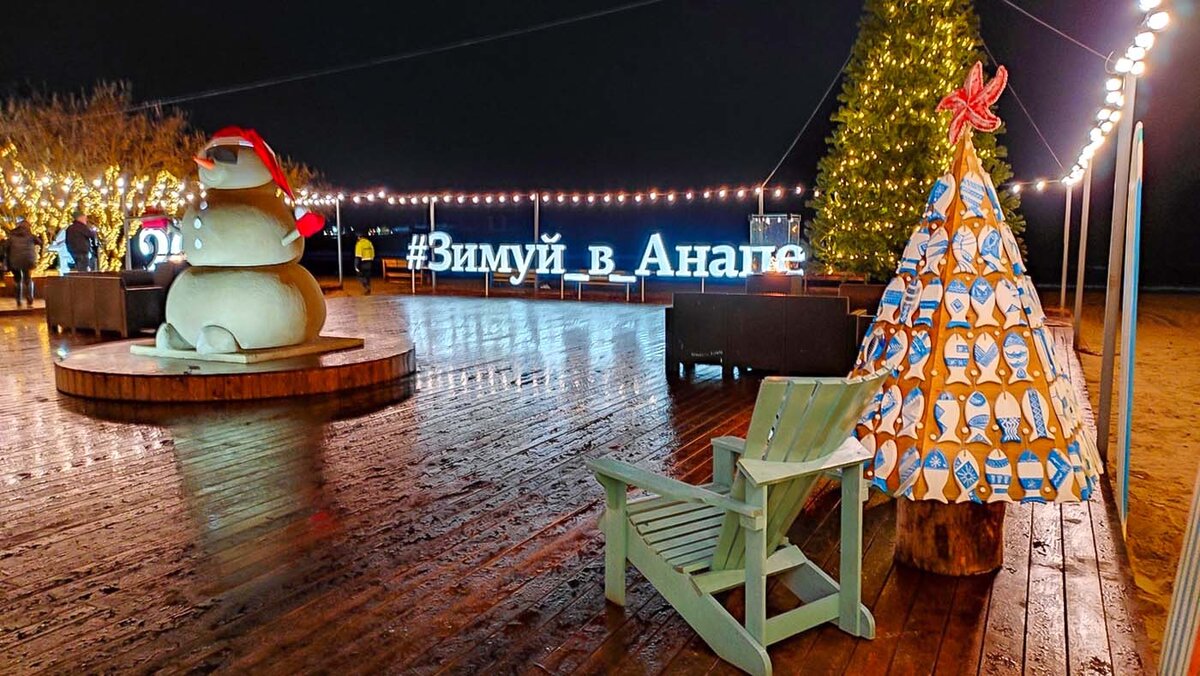    В Анапе за неимением снега лепят песковиков прямо на набережной.Фото: vk.com/anapa_raion