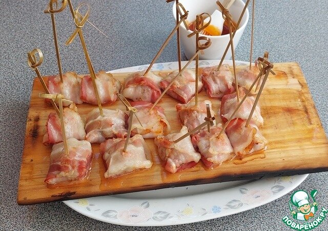 цезарь бекон креветка. яичные конвертики. конвертики из слоеного теста с ветчиной и сыром. конвертики с беконом. конвертики с беконом.