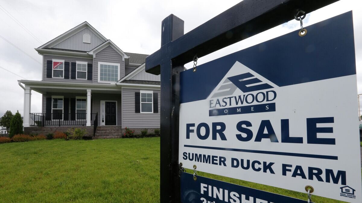    Табличка с объявлением о продаже дома в штате Вирджиния, США© AP Photo / Steve Helber