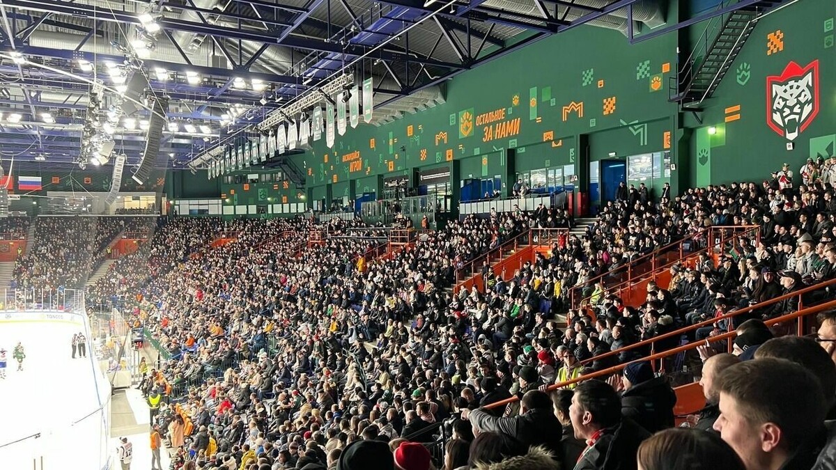     Выбежавшего во время матча регулярного чемпионата Континентальной хоккейной лиги (КХЛ) между «Ак Барсом» и СКА болельщика, блогера Талипа Миннегалиева арестовали на 10 суток. Об этом Inkazan сообщил источник в правоохранительных органах.