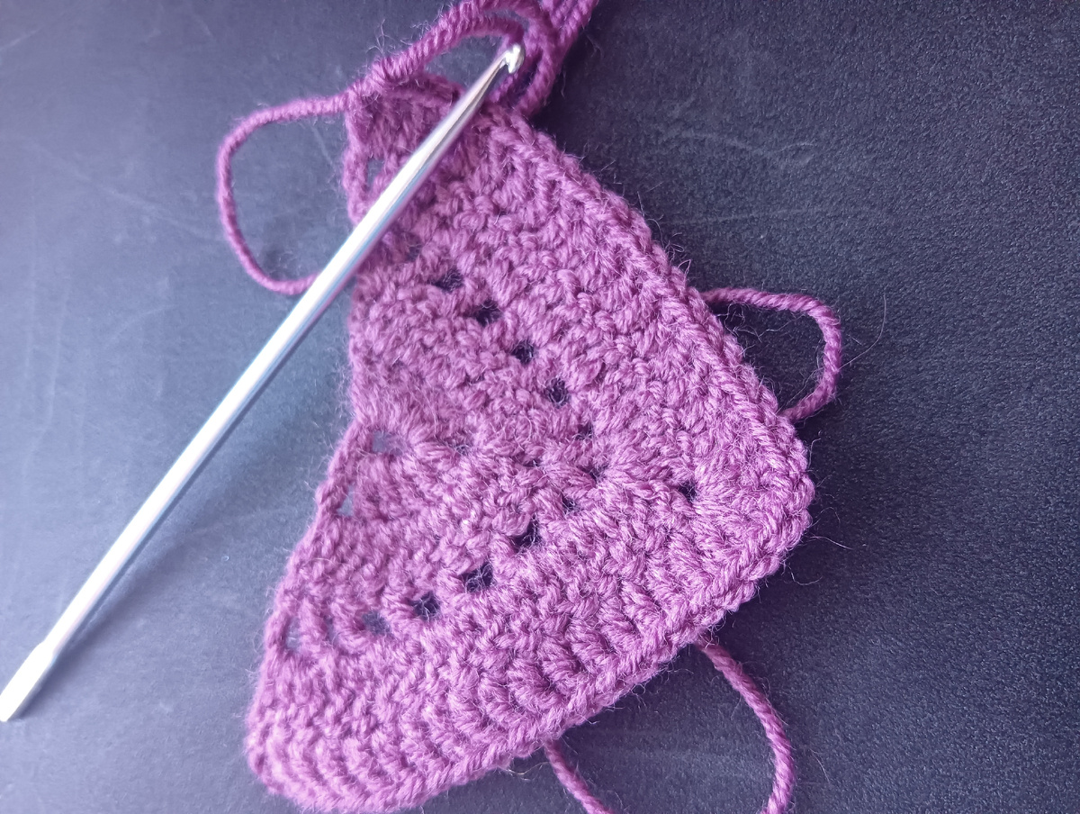 Довольно плотная, но очень приятная пряжа Ализе. 