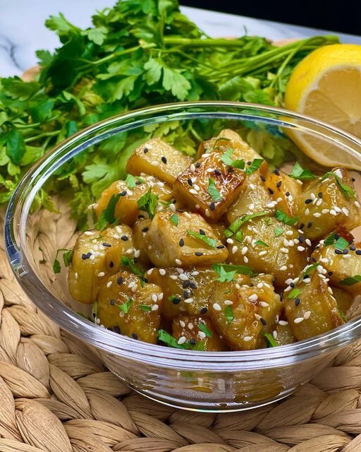 Ингредиенты:
Баклажаны-2-3 шт
Кисло-сладкий соус-2 ст л
Крахмал -2 -3 ст л
Чеснок сухой-1 ч л ( можно свежий 1 зубчик)
Сок лимона-1 ч л
Кунжут-0,5 ч л
Петрушка
Подсолнечное масло для обжарки 
Соль по вкусу 

Приготовление:
Баклажаны моем и убираем кожуру. Режем средними кубиками. Добавляем крахмал и перемешиваем. Обжариваем на среднем огне до прозрачного цвета. Выкладываем на бумажное полотенце, чтобы убрать лишнее масло. 

Смешиваем сок лимона, кисло-сладкий соус, чеснок и добавляем в баклажаны .  Не забываем посолить. Посыпаем петрушкой и кунжутом.
Приятного аппетита 😍

Ингредиенты:
Баклажаны-2-3 шт
Кисло-сладкий соус-2 ст л
Крахмал -2 -3 ст л
Чеснок сухой-1 ч л ( можно свежий 1 зубчик)
Сок лимона-1 ч л
Кунжут-0,5 ч л
Петрушка
Подсолнечное масло для обжарки 
Соль по вкусу 

Приготовление:
Баклажаны моем и убираем кожуру. Режем средними кубиками. Добавляем крахмал и перемешиваем. Обжариваем на среднем огне до прозрачного цвета. Выкладываем на бумажное полотенце, чтобы убрать лишнее масло. 

Смешиваем сок лимона, кисло-сладкий соус, чеснок и добавляем в баклажаны .  Не забываем посолить. Посыпаем петрушкой и кунжутом.
Приятного аппетита 😍